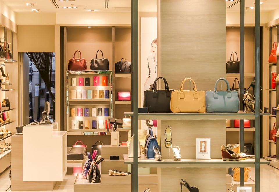 Bisnis retail adalah bisnis yang menjual barang atau jasa langsung kepada konsumen akhir. Bisnis retail dapat berupa toko fisik, toko online, atau kombinasi keduanya. Bisnis retail memiliki peran penting dalam perekonomian, karena menyediakan barang dan jasa yang dibutuhkan oleh masyarakat.