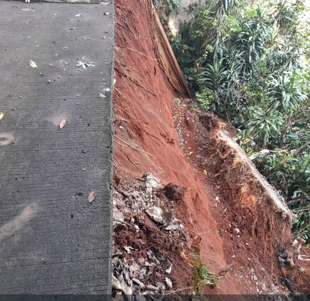 Hujan Deras di Tapos Depok Puluhan Meter Jalan Longsor, Miring dan Retak-Retak