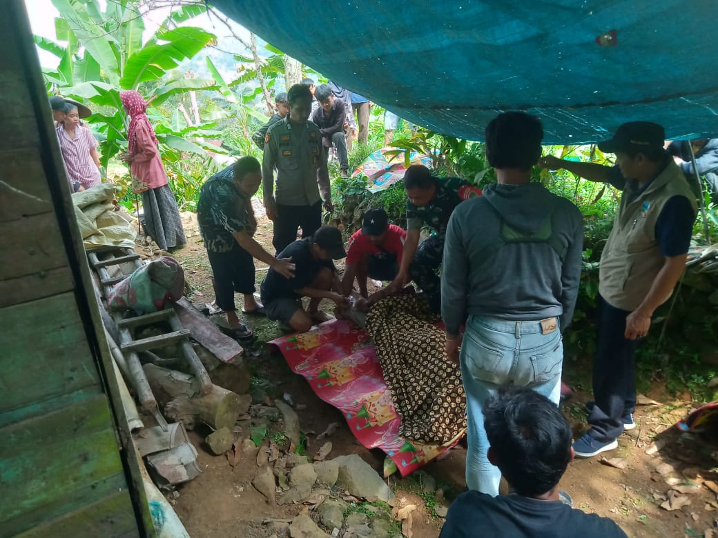 Seorang Petani Tewas Terjatuh dari Pohon Setinggi 20 Meter di Garut
