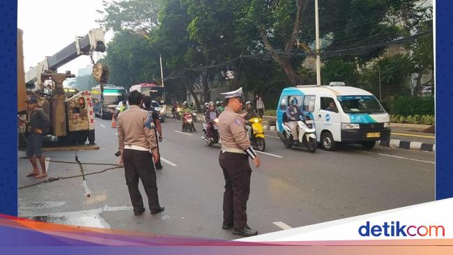 Truk Tabrak Pembatas Jalan di MT Haryono gegara Lepas Kendali